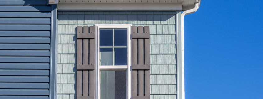 A house outfitted with vinyl shake siding
